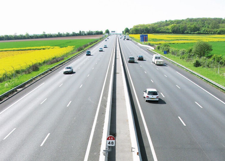 Expérimentation de stationnement des fourgons d'intervention sur les autoroutes en France