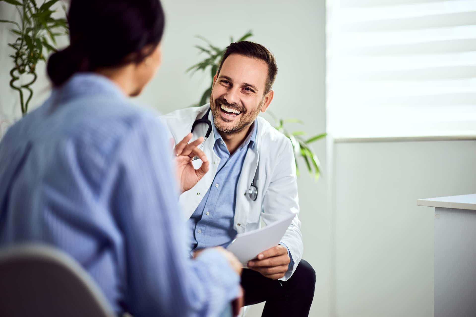 Médecin rigole avec patient