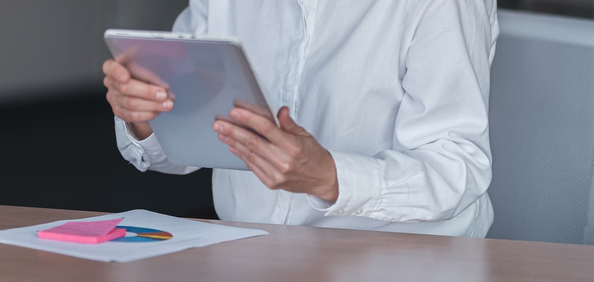 Personne qui fait les tests psychotechniques avec une tablette