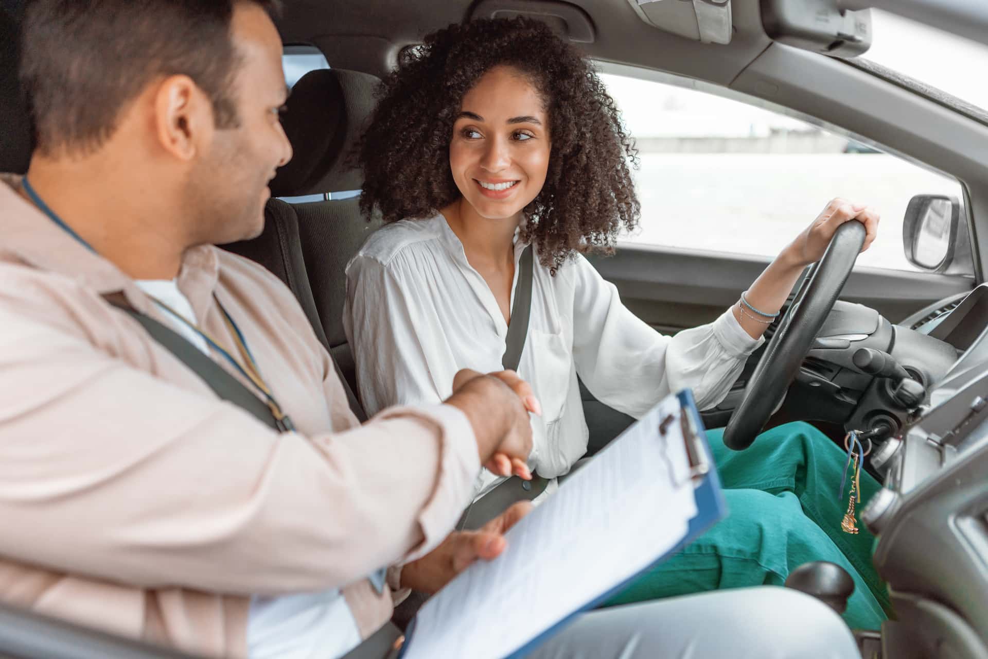 Instructeur avec élève en voiture