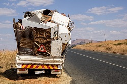 camion-benne avec des déchets sur l’autoroute