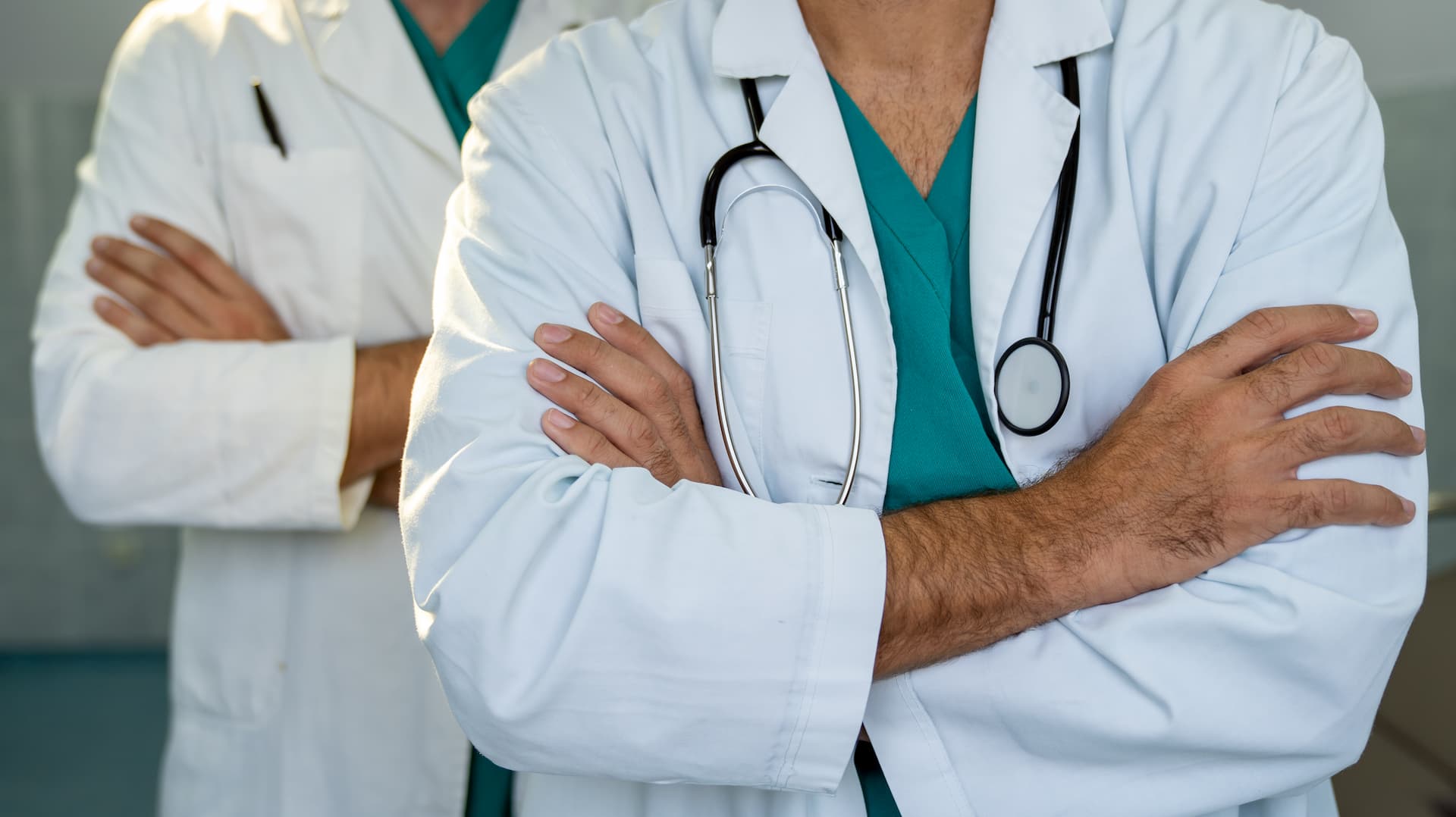 Deux médecins les bras croisés